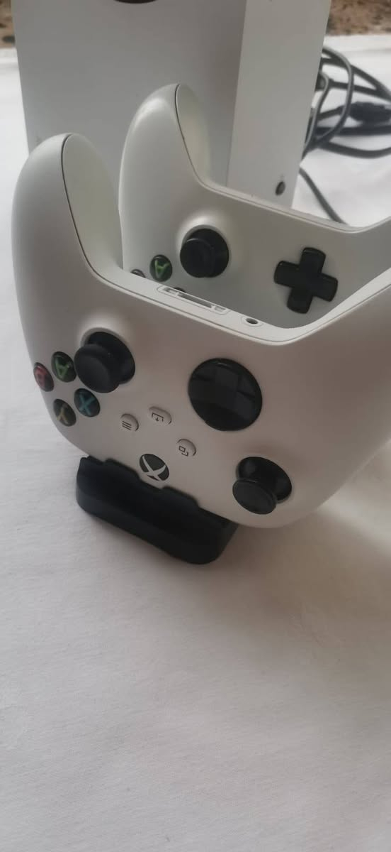 اكس بوكس سيريز S 🎮 اصدار 2021👾 
نظيف مستخدم شهر ونصف ولا يوجد فيه اي عطل 
ويوجد فيه يدة تحكم الأكس بوكس سيريز S الأصلية 
وتحتوي أيضاً على يدة تحكم اضافيه  الأكس بوكس 1
ويوجد أيضاً بطاريات شحن🔋لكلا يدتا التحكم 
وتوجد شاحن🔌 لهذه البطاريات 
ويوجد حسابان للأكس بوكس وحساب فورت نايت 
مشحون بأموال حقيقيه ويوجد فيه الكثير من السكنات
فضلاً عن وجود UPS  وسعر الأكس بوكس سيريز S مع الUPS💲💲💲
460,000 وبي مجال ويوجد توصيل للرمادي 🚗فقط الإستفسار الإتصال على الرقم ***********
