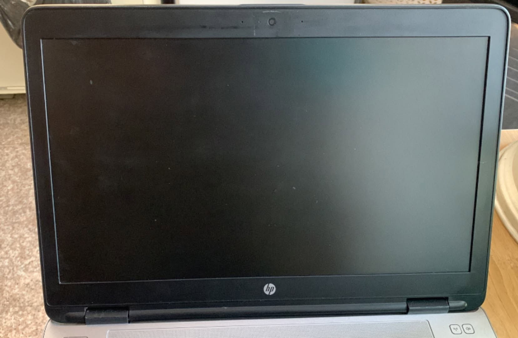 لابتوب hp للبيع مواصفاته ذني شغال ومابي اي شي فقط مستبدله منفذ شحن للامانة 
***********
السعر ٢٢٠ الف 
مكاني الغدير 
 (HP ProBook 650 G2):
 Intel Core i5-6300U (الجيل السادس)

 8GB

التخزين: SSD  بسعة 512GB (Lexar SSD) 

كارت الشاشة: مزدوج (Intel HD Graphics 520 + كارت منفصل AMD Radeon R7 M365X بسعة 2GB) 

الشاشة: 15.6 بوصة
