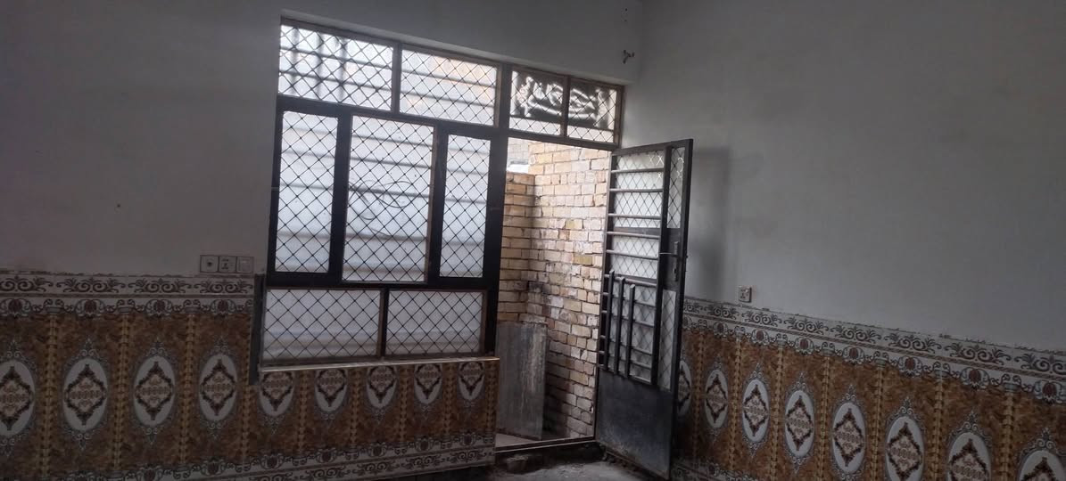 سلام عليكم من رخصت الادمن المحترم بيت للايجار مساحه 100 مربع ركن تجاري صاير بل سايدين مال مرطبات العذراء بيت جديد يحتوي علي طرمه  وصحيات خارجيه وستقبال 4×5 وحولي مطبخ4×5 وغرفه نوم4×5 وترك وحمام 2×2 ونص وبيتونه جبيره وبي غرفه فوك جبيره بس مكامله تصلح مخزن وبي تانكي وكيزر وخط سحب ونترنت  وخطين كهرباء خط عكس خط مي مينكطع مطلوب عاله زغيره  للاستفسار***********
