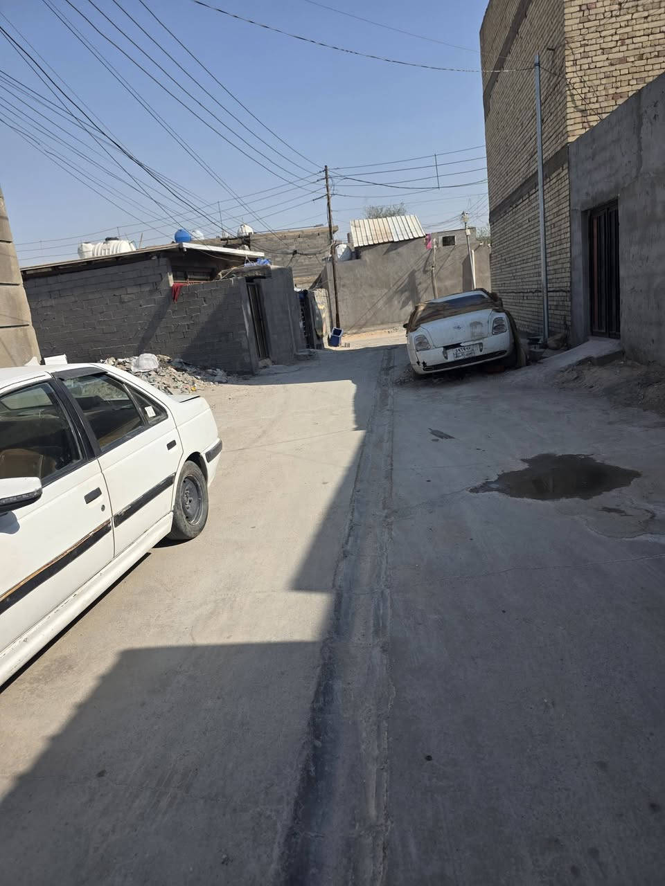 السلام عليكم بيت البيع المساحه ٢٠٠متر ١٠×20 نوع العقار سند اصفر البيت يحتوي على طابق ونص الطابق الأول غرفتين نوم وصاله ومطبخ واستقبال وحمام وتوالية خارجيه وتوالية داخليه البيت رتفاعه من الشارع ٧٠سانتيم ارتفاع البيت من الكاشير لسقف  ٣متر او٧٠سانتيم الطابق الثاني هيكل الشارع مصبوب صبه يحتوي على خدمات ماء كهرباء انترنت وطني الاستفسار اكثر على الرقام *********** او ***********
