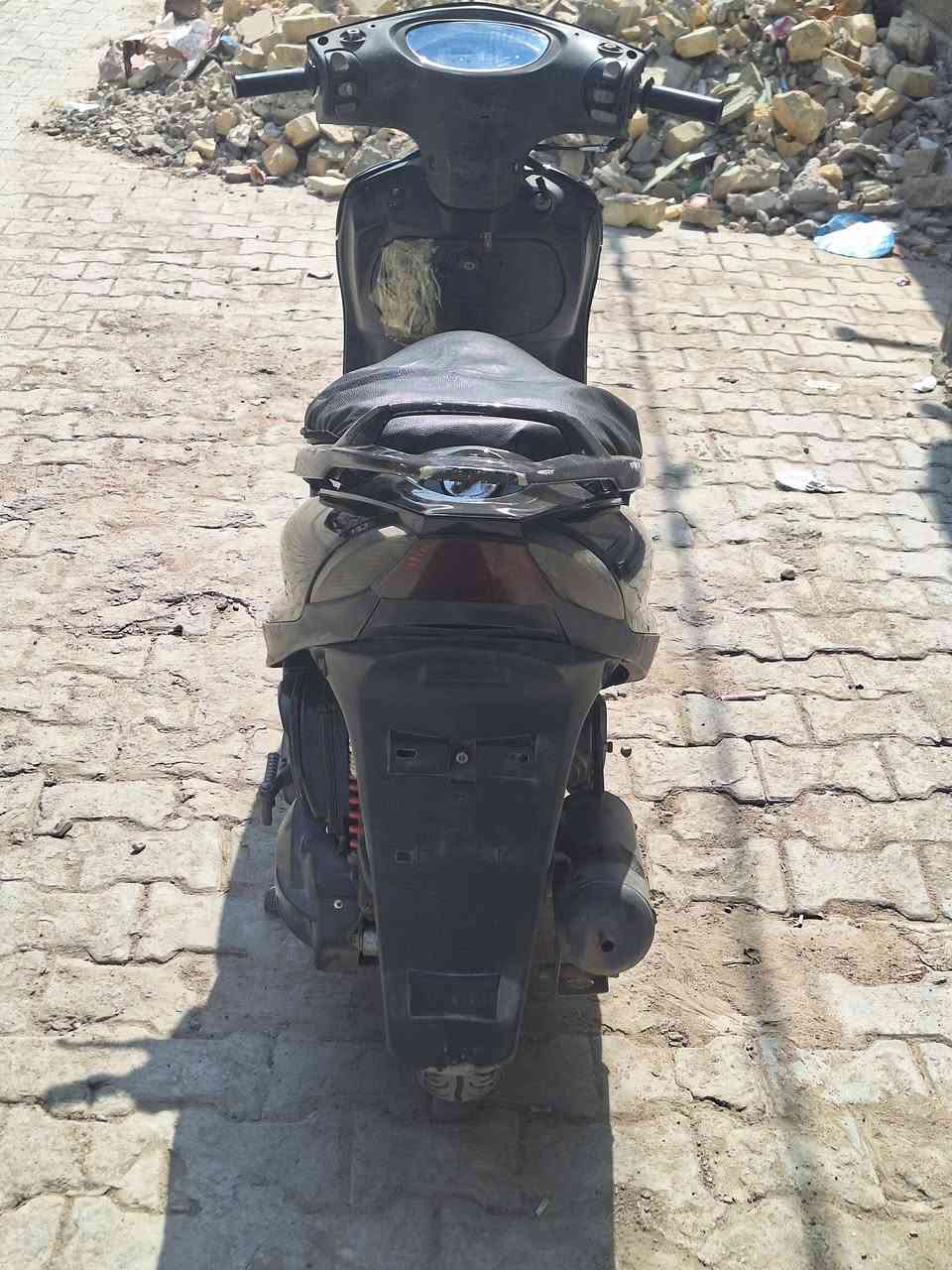 يااللة سلام عليكم شباب دراجة ماكس للبيع لون سودة نكرة سلف هندر اشاير لايت عالي ناصي قفل سكان ستاند تعليك ستاند صفح دراجة نضيفة كلش ومكفولة كفالة عامة وبلعافية على الياخذهة مال جناي تاخذهة وتترحملي علية مكاني بغداد الحرية السعر ٤٠٠ الشراي يراسلني خاص او يتصل بالرقم *********** بي واتساب واهلا وسهلا بالجميع
