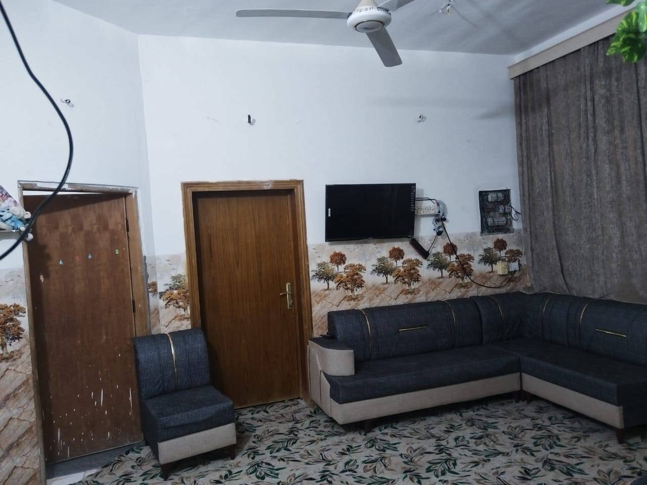 🏡 بيت طابقين للبيع في كربلاء يرهم اقساط (قرب جامعة كربلاء فريحة) شارع اسواق ركن الجامعة، يبعد 10 دقائق عن الإمام (ع) وقريب من طريق المشاية والمواكب.
البيت يقع على ساحة، ومساحته 100م² - طابقين - سند قرار 25.
البيت جاهز للسكن، كامل ماء وكهرباء، وارضية وجدران.
الأرضي: غرفة نوم، صالة، استقبال، مطبخ، حمام داخلي وصحيات خارجية.
الثاني: غرفتين نوم، صالة كبيرة، مجمع صحيات، بلكونة.
بسعر 83 مليون (وقابل للتفاوض).
📞 للاستفسار اتصل على الارقام متوفر واتساب
***********
***********
