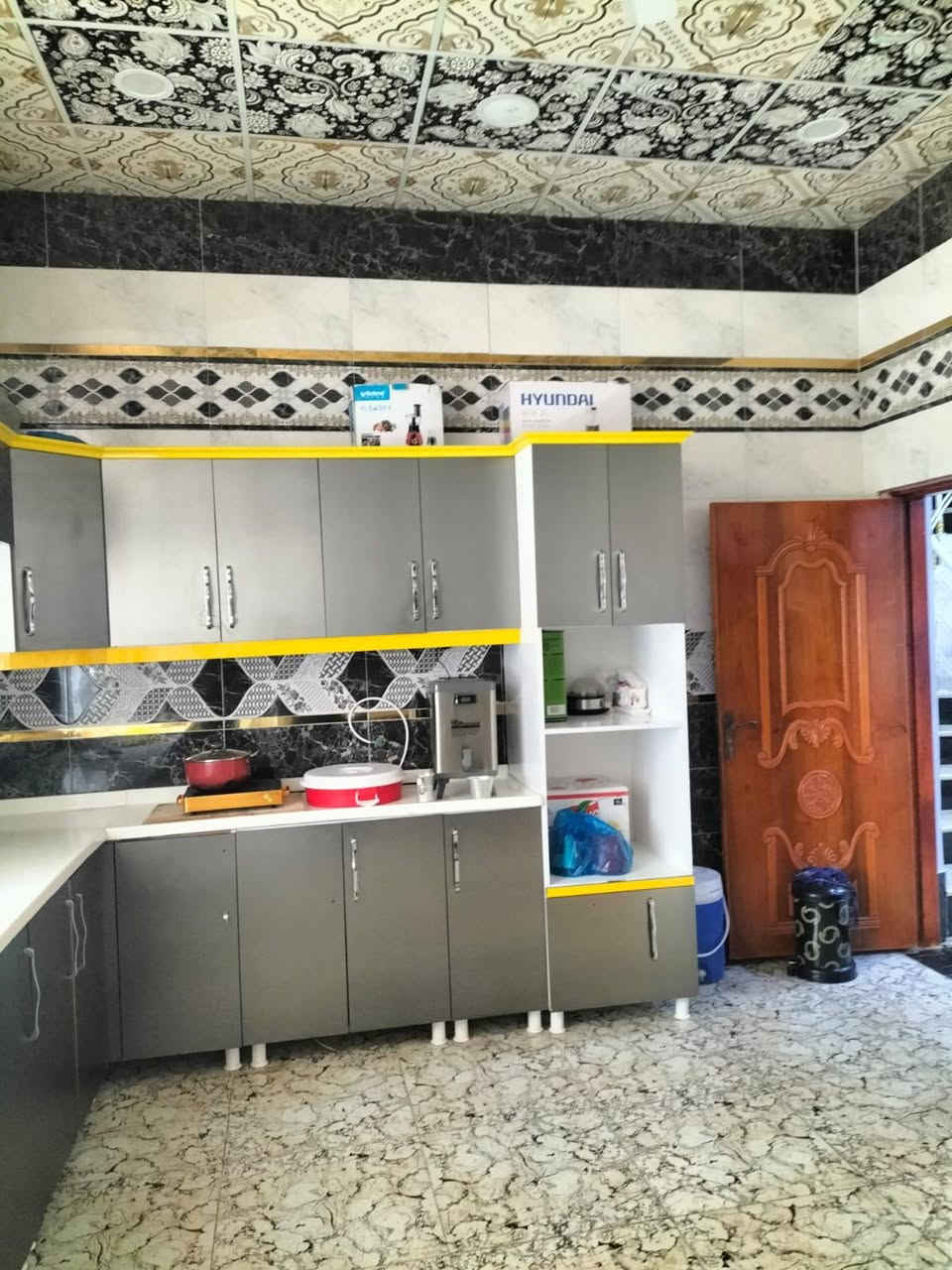 ٢٠٠ متر للبيع بالفداء شارع أبو لبنان مطلوب إسكان ٤٠ مليون  طابقين ٦ غرف واستقبال باقي التفاصيل الاتصال على الرقم ***********
السعر ٢٦٠ وبيه مجال
