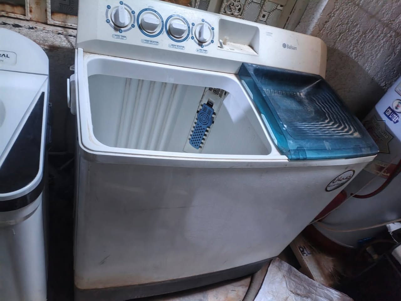 للبيع غسالات عدد 2 صغيرة وكبيرة شغالات بس المنشف عطلان السعر 90 ثنينهن الشراي يتصل  ***********
