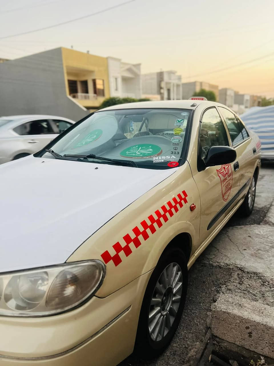 سەرەتا بە ناوی خوای گەورە و میهرەبان .

نیسان سەنی ٢٠٠٩  گێر عادی پارچەی نیە بەس جەمپێکی خەفیفی پێشی هەیە پەڵەیەک قوپی هەیە و چاملغێکی ساردە کوتە ، سەیارەکە بە جوانی ماوەتەوە ویلێکی لۆکی حەسیری لەسەرە کەمەلیاتێکی جوانی بۆ کراوە  پێشی تازە توند کراوەتەوە ٤ تایەی لۆکی لەژێرە گێرو مەکینە بە شەرت  سەنەوی تا مانگی دوازدەی ٢٠٢٨ نوێیە رەقەم باریکە  نرخی $٩٨ مەجالێکی برایانە

‎*********** واتس ئەپ
