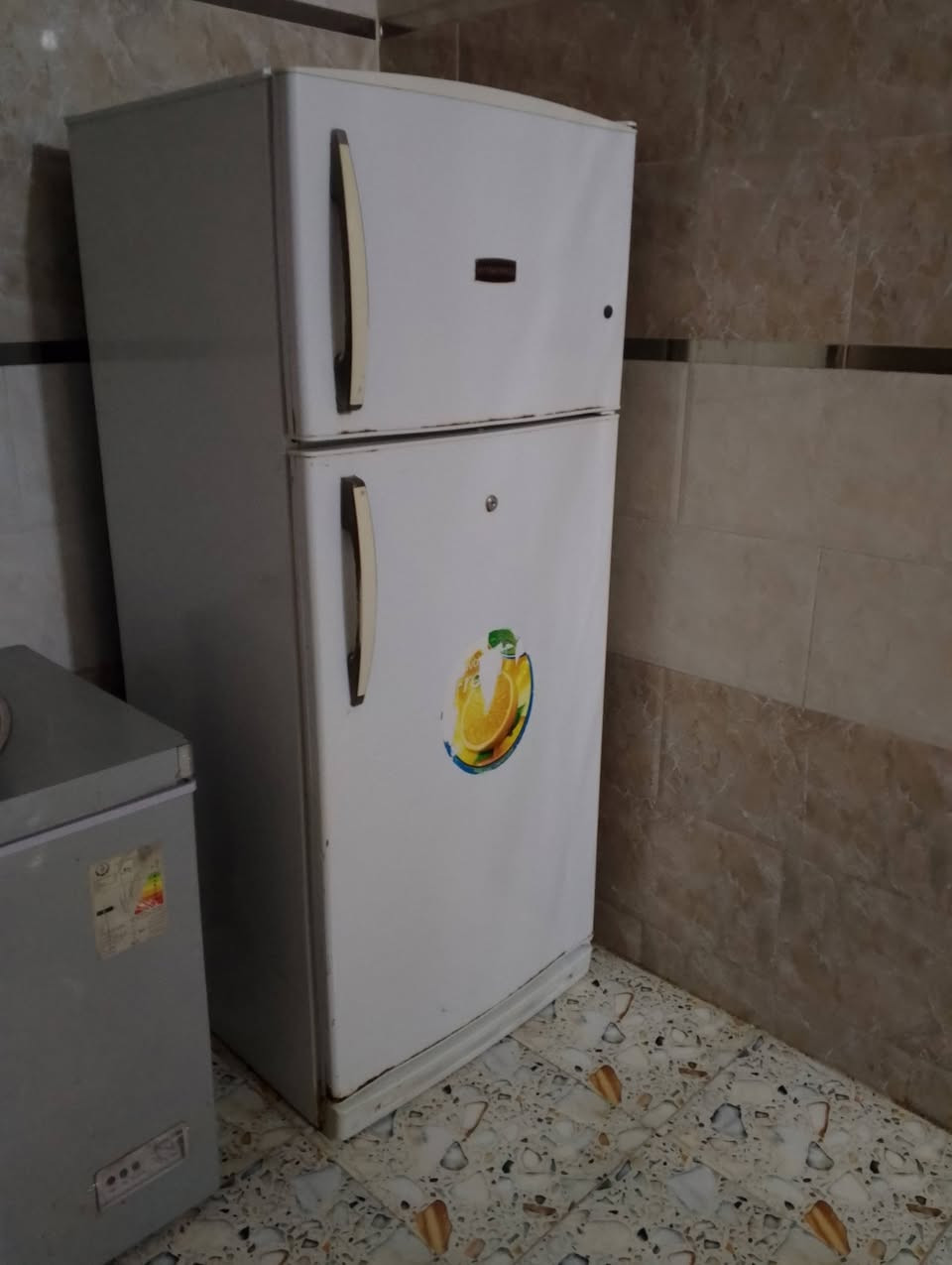 للبيع ثلاجة فريش الباب الاول نضيفه كبيرة  ثلاجة جديدة مال بيت سعرها٢٥٠ وبيها مجال واي استفسار على الرقم***********مكاني ميسان حي الحسين الجديد
