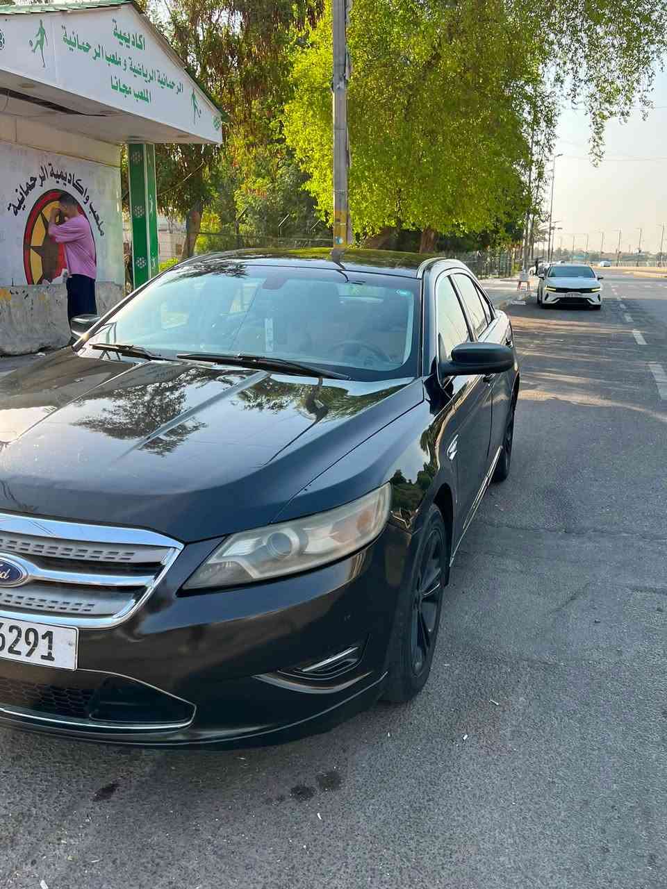 سلام عليكم 
فورد تورس ٢٠١٢
ماشية 200mi
كلين تايتل وصار بيها ربع قطعه بارد بلباب العكس السايق الخلفي ضربتها دراجة 
منضومة تبريد جديدة 
صدر جديد 
نقصها زوج تايرات وحمام فقط
 عنوانها بغداد 
السعر ٩٠ وبيها مجال 
متوازي على البيع لضرف 
***********
