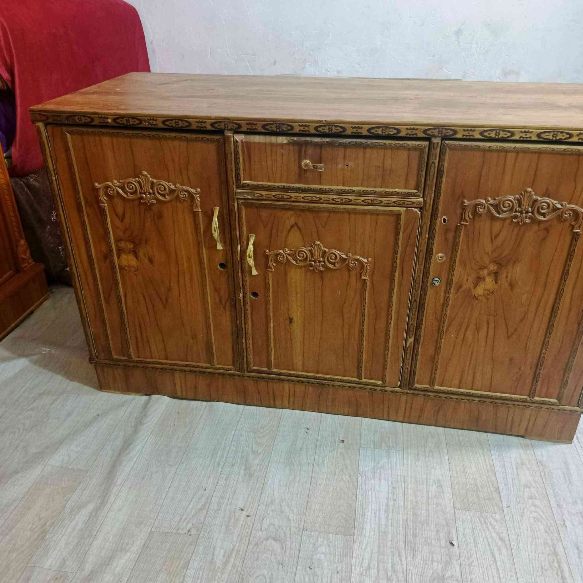 السلام عليكم بوفيه ثلاث خانات نظيفه طول متر ونص سعره 70العتوان حي ا ور  ***********
