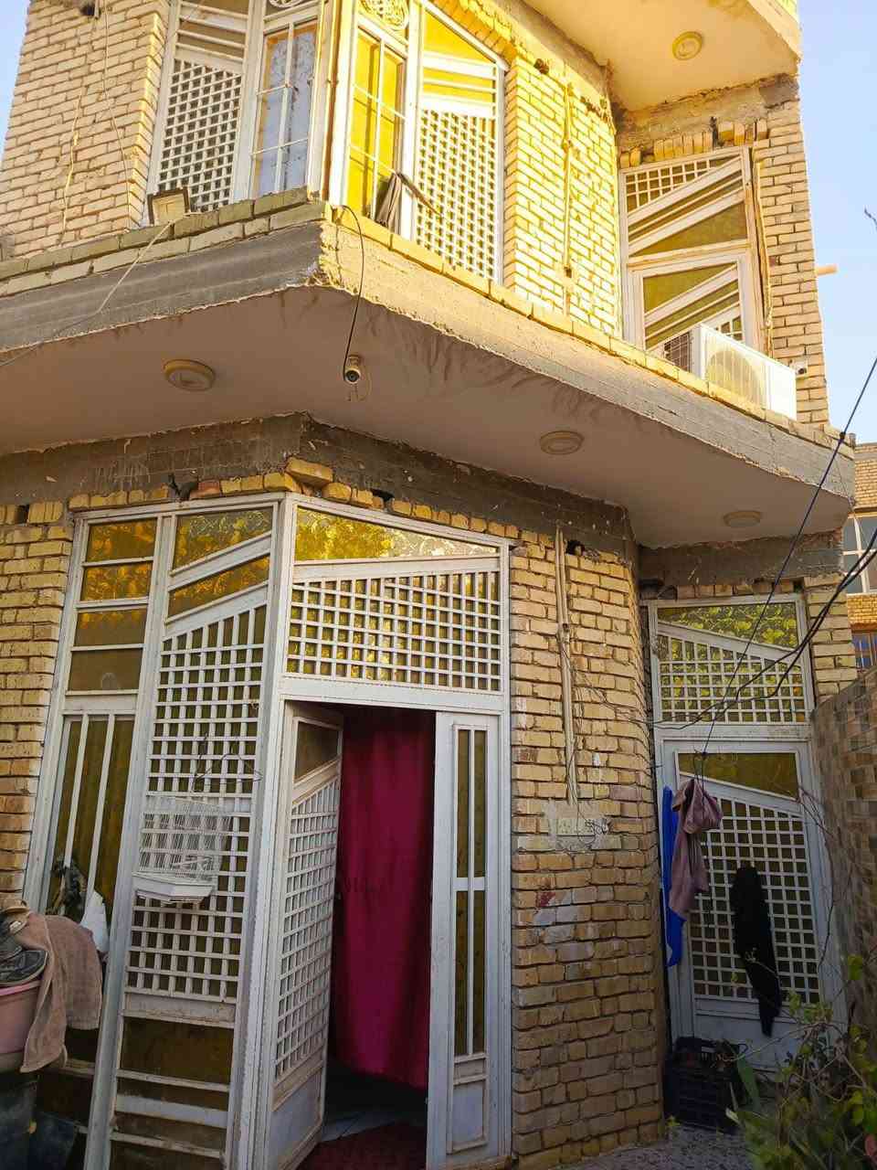 بيت للبيع في حي المهدي طابقين  100 متر. عالي على الشارع بناء حديث الطابق لاول استقبال  وصالة ومطبخ  وصحيات خارجية وداخليه ومنور  والطابق الثاني غرفتين  غرفه كبيرة 6 ×5 مع صيحات  داخلين وغرفه 5×5 وصاله الطابق الثالث بيتونه على كد الصاله  وسطح السعر 90 وبي مجال قليل‏‪***********‬‏

نص مكتوب في الصور:
- 09/19 17:03:10 Channel 1