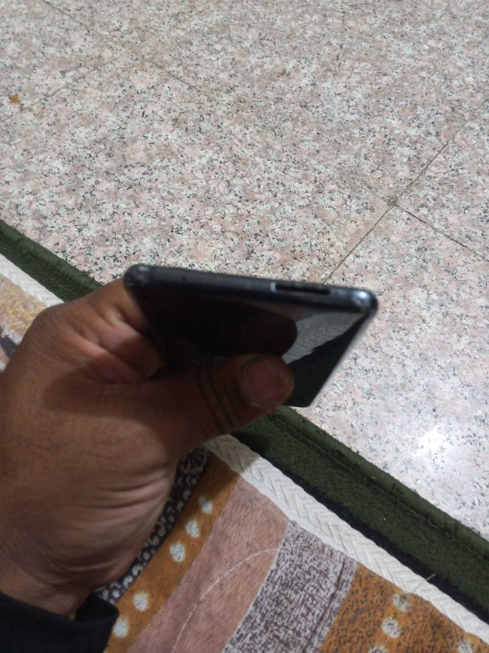 موبايل سامسونج جالكسي Galaxy A9 للبيع العنوان بغداد كماليه شارع نهايه السبعين و50 وبي مجال متواجد واتساب *********** هل موجود قدامك بي فطر بالشاشه وبالظهر
