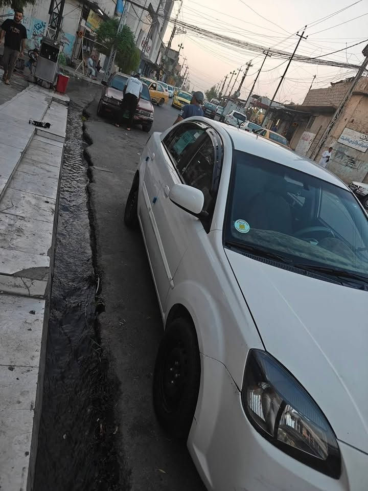 السلام عليكم 
ريو للبيع
موديل ١١
ضرر بابين والتكمه لبنص البابين بيها شبر 
محرك كير شرط 
شرط التحويل 
السعر 85 بيها مجال 
عليها غرامه 220 تنزل من السعر 
 
الرقم ***********

