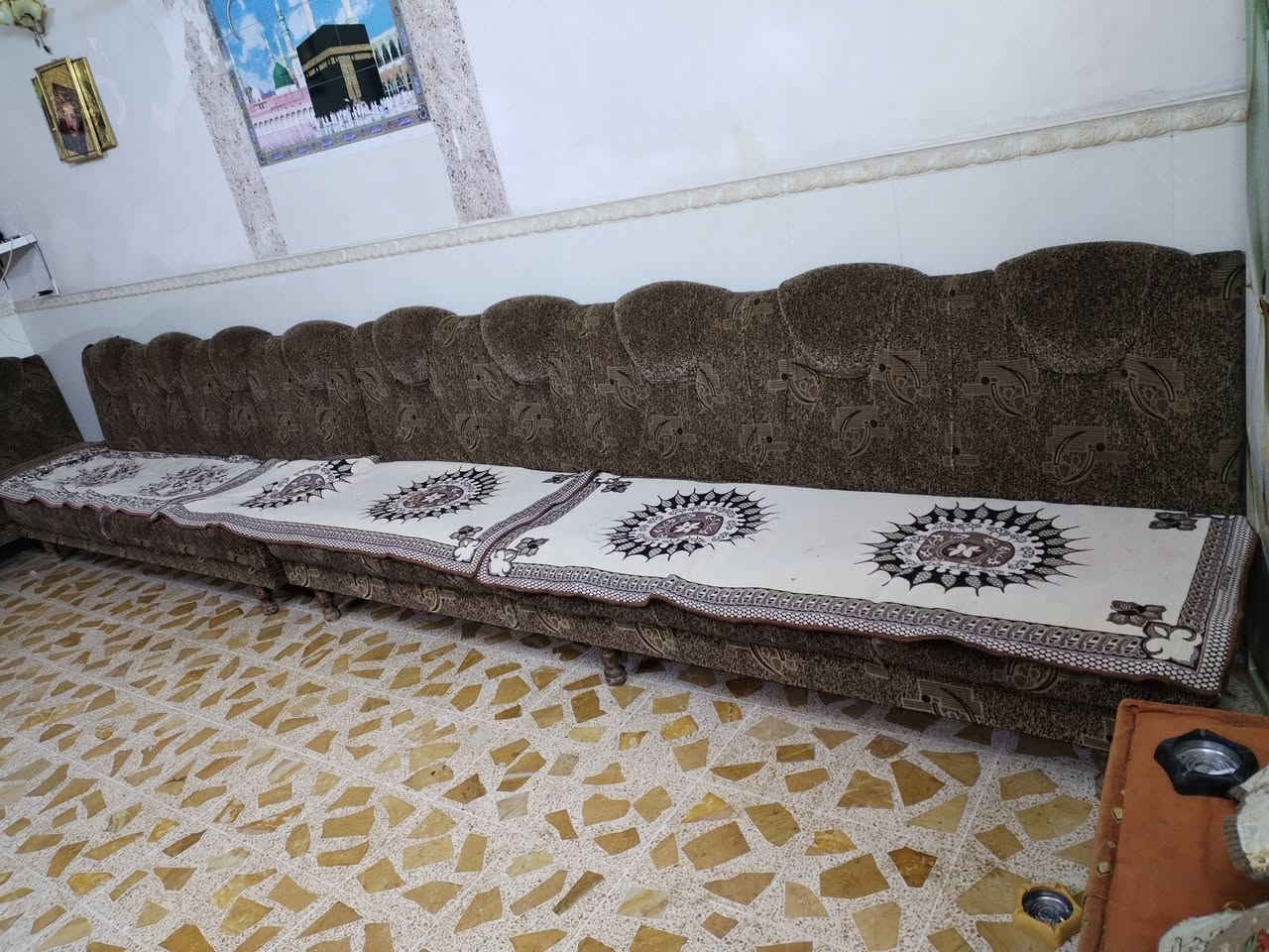 طخم 10 امتار خشب ثقيل ابيع بحك خشب سعر 100 
مكان جانب الايمن ***********
0751115673
