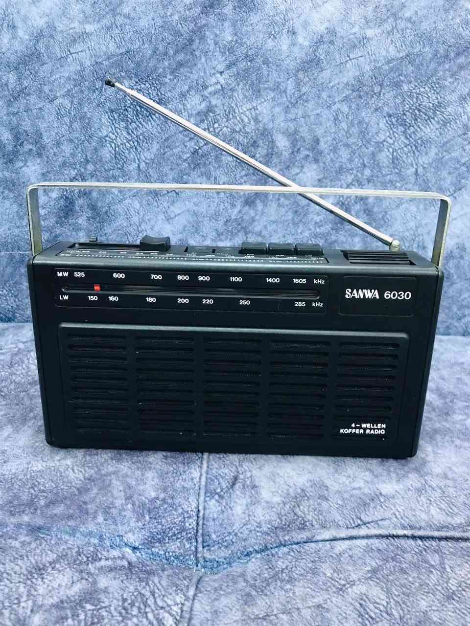للبيع 📻
جهاز راديو من شركة SANWA🇩🇪
صناعة الجهاز المانيا 1985 
نظافة الجهاز 98 % جديد 
MODEL- SANWA-6030-Germany 
نظام الراديو  FM / MW / KW / LW 
كهرباء 220 V + بطاريات قلم عدد 6 
عرض الجهاز 25 سم رتفاع 13 سم 
سحب الراديو جداً جداً راقي صوت عالي 
للاستفسار اكثر مراسلة الصفحة 
وات ساب *********** اتصال ☎️
