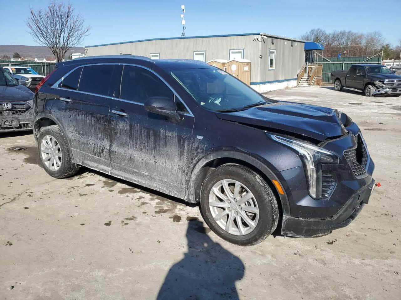 السلام عليكم 

كديلاك XT4  2023
 فول مواصفات فئة لاكجري
جلد فتحه بانوراما 
جنطة كهرباء 
تحديد مسار 
 كشنات تدفئة 
حادث بنيد فقط و موضع بالصور  
 
رقمها  بغداد و بأسمي 
هاتف / ***********
مكان السيارة بغداد

نص مكتوب في الصور:
- 41932365