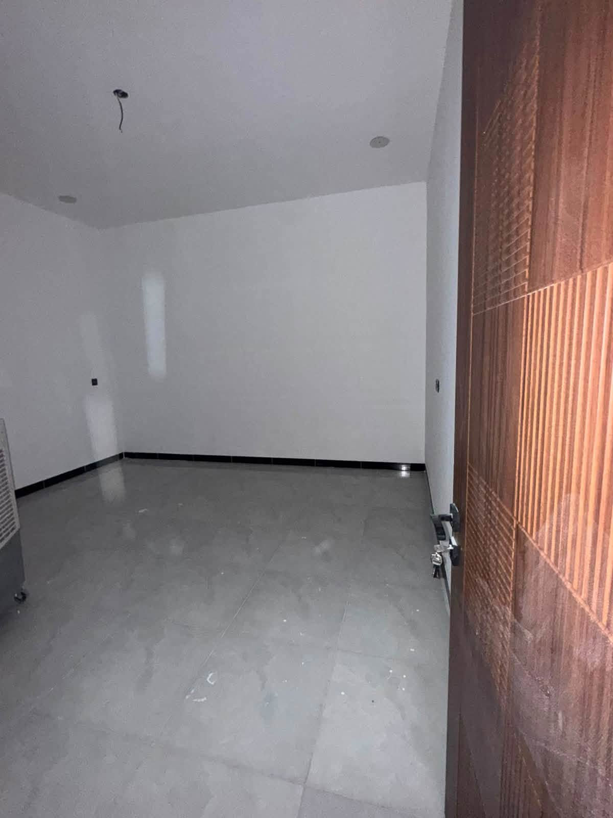 دار إلى الايجار المساحة 80 متر يتكون من 3 غرف نوم + صاله + استقبال + مطبخ + صحيات 🏠 العنوان بغداد الدوره مدخل البوعيثه مجمع شواطئ دجله شارع حلويات الحمداني قرب المدارس السعر 💵 (600) قفل الاستفسار 📲 ( *********** )
