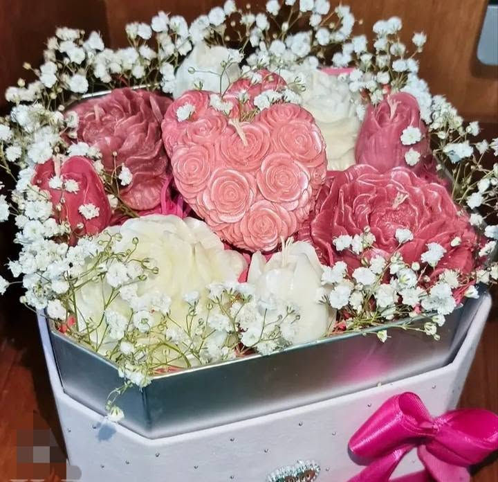 من رخصة المسؤول 🌹
#يتوفر لدينا هدايا بوكسات ورد و باقات ورد
مصنوعة من الشمع المعطر و بألوان جذابة 😍
#الأسعار حسب الطلب
#للحجز والاستفسار التواصل على الخاص او عن طريق الواتس آب *********** ✉️
