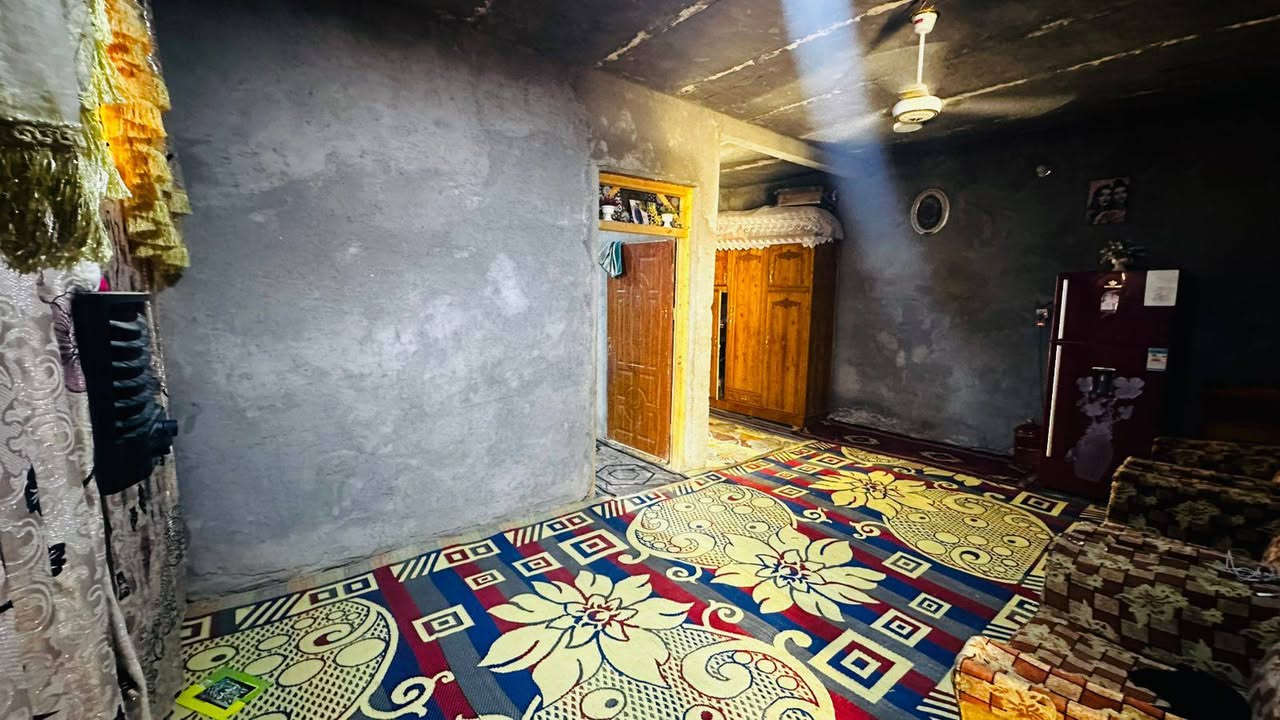 السلام عليكم بيت مساحة 115 متر بسعر مناسب جداً 13 مليون وبي مجال
بيت متكون من غرفه نوم 5×4 و صاله و مطبخ و منور وحمام داخلي و صحيات خارجيه  الأستقبال ما مبنيه البيت بناب بلوك وسقف عكاده و المطبخ سندويج الأرضيه صب الموقع الزنابره نزله الفرن البيت زراعي سند 25 

‏‪***********‬‏
