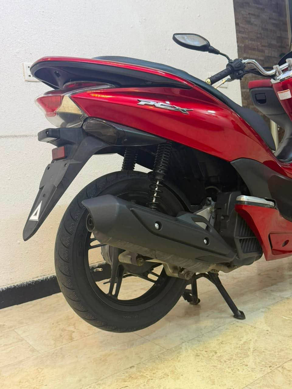 السلام عليكم دراجه pcx جيل الاول ياباني  مكينه 150  دراجه مكفوله كفاله عامه مال رمبه حساس ازدحام حساس ستان تتدفئة بل يدات لد أمام لد خلفي مكينه برغي ممفتوح بيه شلعه معدل فول مال جناي دراجه طتتعب تكول جديده على ايدي كتلوكات الرمبه بيه السعر مليون و550الف العنوان بغداد الكرخ الأتصال على الرقم *********** بغداد, العراق
