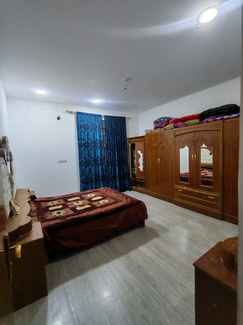 غرفة اخشاب صاج شغل الحلة دوشمة جلد ظهر جرجوبة 6 بيبان ب 600 ألف الحي الجامعي. بلااااااااااااااش 
***********
