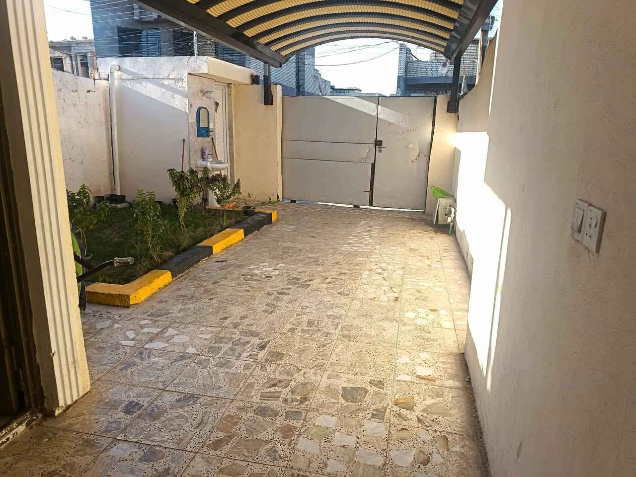 السلام عليكم بيت للبيع  150 متر كامل بناء حديث البيت كامل زراعي مجاري ماء كهرباء تبليط.  صاله مطبخ ترك منور استقبال غرفتين نوم   

  عنوانه جسر ديالى القديم جامع طه
الشراي *********** واتساب واتصال
