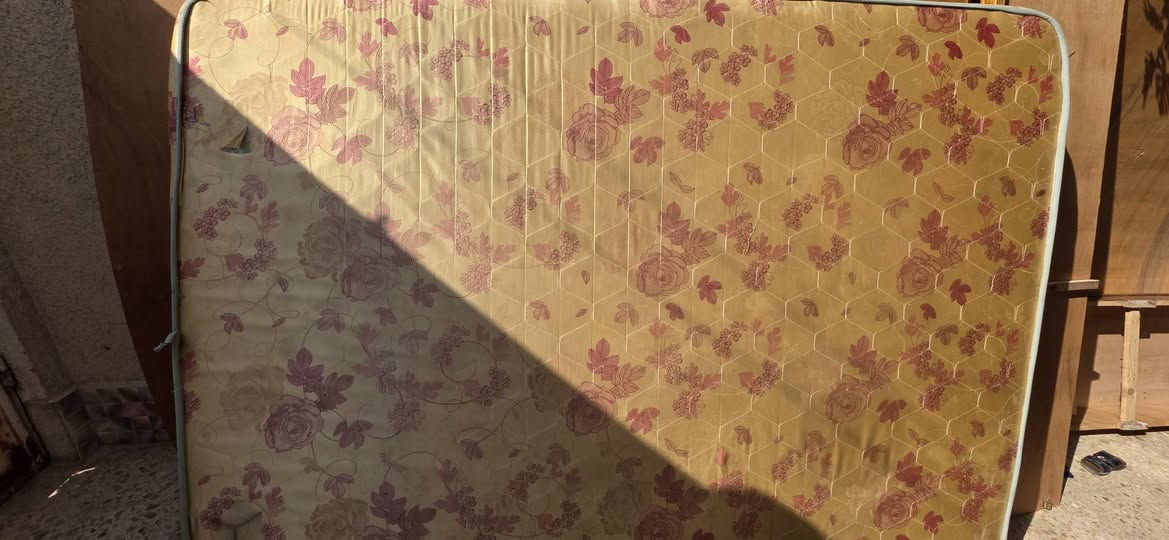تخم للبيع ١٠ مقاعد نظيف بس الخشبات مال القنفات الكبار يرادلهم رفع ٢٥٠ بي مجال 

دوشك جرباية للبيع ٤٠ بي مجال مو طبي اسفنج 

الشراي يراسل الرقم 
***********
