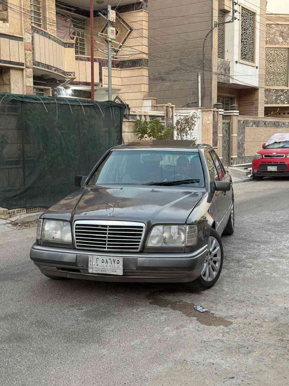 السلام عليكم
مرسيدس موديل ١٩٩١ للبيع
 المحرك: 3000 بطه
المواصفات:
✅ موديل ٩١– فئة الـ 300
✅ كير محرك جديد خير من الله 
✅ تبريد ثلج 
✅ صدر جديد حداديه كامله 
✅ تايرات جديده ويلات حديثه
✅سلايد شغال
سنويه بسمي تحويل ثاني يوم 
السعر ٥٨ وبيها مجال 
المكان السيديه الشارع التجاري 
*********** كروب مرسيدس دب الرسمي في العراق�
