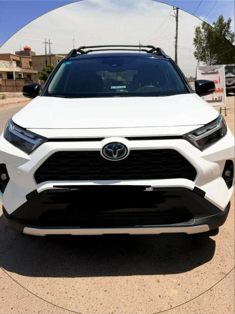للبيع
RAV4 Woodland Edition – Hybrid AWD Two Coloure

1- الموديل: 2024
2- الفئة: Woodland Edition
3- المحرك: 2.5L 4 سلندر هايبرد
4- القوة: 219 حصان
5- الدفع: AWD دفع رباعي
6- القير: e-CVT
7- الصرفية: ممتازة جدًا ومعدلها الرسمي حوالي 37 MPG
8- الوضعيات: Normal / Eco / Sport / EV / Trail

مواصفات Woodland الخاصة:
1- تعليق TRD مخصص
2- إطارات Falken Wildpeak All-Terrain
3- جنوط TRD برونزية 18” المُميز
4- Roof Rails سوداء
5- Cross Bars
6- حماية وMudguards أمامية وخلفية
7- عوادم مزدوجة
8- كشافات ضباب LED
9- شعار Woodland وتفاصيل خارجية سوداء

المواصفات الداخلية:
1- مقاعد قماش بتصميم Woodland
2- كرسي سائق كهربائي
3- تحكم أوتوماتيكي بالمكيف Dual Zone
4- فتحات تكييف خلفية
5- Push Start
6- Smart Key
7- شاشة 8”
8- Apple CarPlay لاسلكي
9- Android Auto لاسلكي

10- Bluetooth
11- 6 سماعات
12- مقاعد خلفية قابلة للطي 60/40
13- أرضيات All-Weather

أنظمة الأمان:
1- Toyota Safety Sense 2.5
2- Radar Cruise Control
3-  Lane Tracing Assist
4- Pre-Collision System
5- Blind Spot Monitor
6- Rear Cross Traffic Alert
7- Automatic High Beams
8- 8 Airbags
9- ABS + Traction Control + Stability Control

مميزات إضافية:
1- Trail Mode للطرق غير المعبدة
2- AWD كهربائي
3- 120V / 100W Power Outlet
4-l  عملية جدًا للعائلة والاستخدام اليومي
5- اقتصادية بالبنزين مقارنة بفئتها

Woodland = شكل رياضي + هايبرد + دفع رباعي + مواصفات أوف رود

 للاتصال او الاستفسار :

***********

السعر 265$ وبيها مجال
