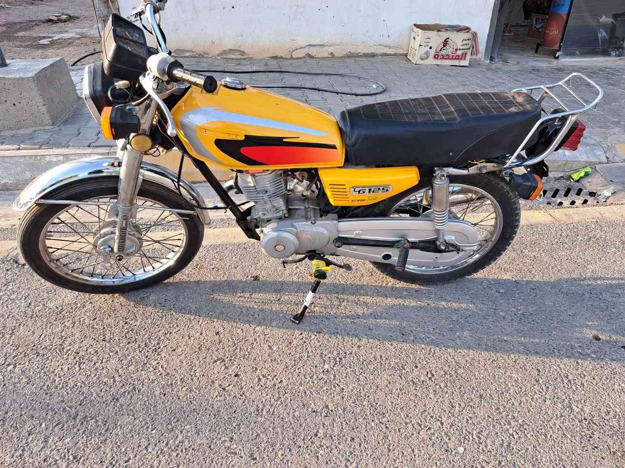 دراجه للبيع موديل 19 نامه أوراق اصوليه
دراجه جاهزه ونضيفه كهربائيات شغاله 
محرك نضيف لاتنقيص وصوت ناعم
سعره 500
***********
قضاء الحي
