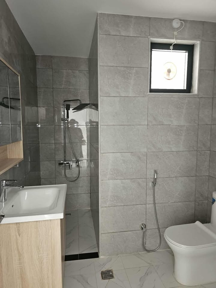 🏠 بيت للإيجار – في مدينة بوابة الكاظمية زون الملحق الاول
📐 المساحة: 221م

🛏️ عدد الغرف: 4 غرف

✨ حديقة وكراج

🍳 مطبخ وصالة واستقبال

💰 الإيجار: مليون مع الخدمات 70 الف دينار شهرياً قفل

📞 للتواصل:- ***********

نص مكتوب في الصور:
- AMWAJ INTERNATIONAL
- مدينة بوابة الكاظمية
- AL-Kadhimiya Gate City
- AMWAJ
- 6670
- بوابة الكاظمية
- تحفة معمارية بتصميمها الفريد
- مدينة الكاظمية الجديدة مدينة عصرية متكاملة مدينة الكاظمية الجديدة