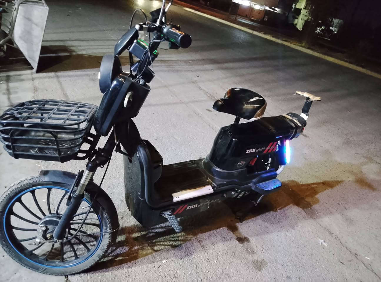 سلام عليكم دراجه شحن للبيع نضيف بطاريات جديده خمسه بطاريات دراج نضيفه رايده 300وبيه مجل للشراي للتواصل ***********او خاص
