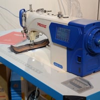 🧵✨ ماكينة خياطة بريشوس ✨🧵  إذا تدور على ماكينة خياطة عملية ومناسبة للش...