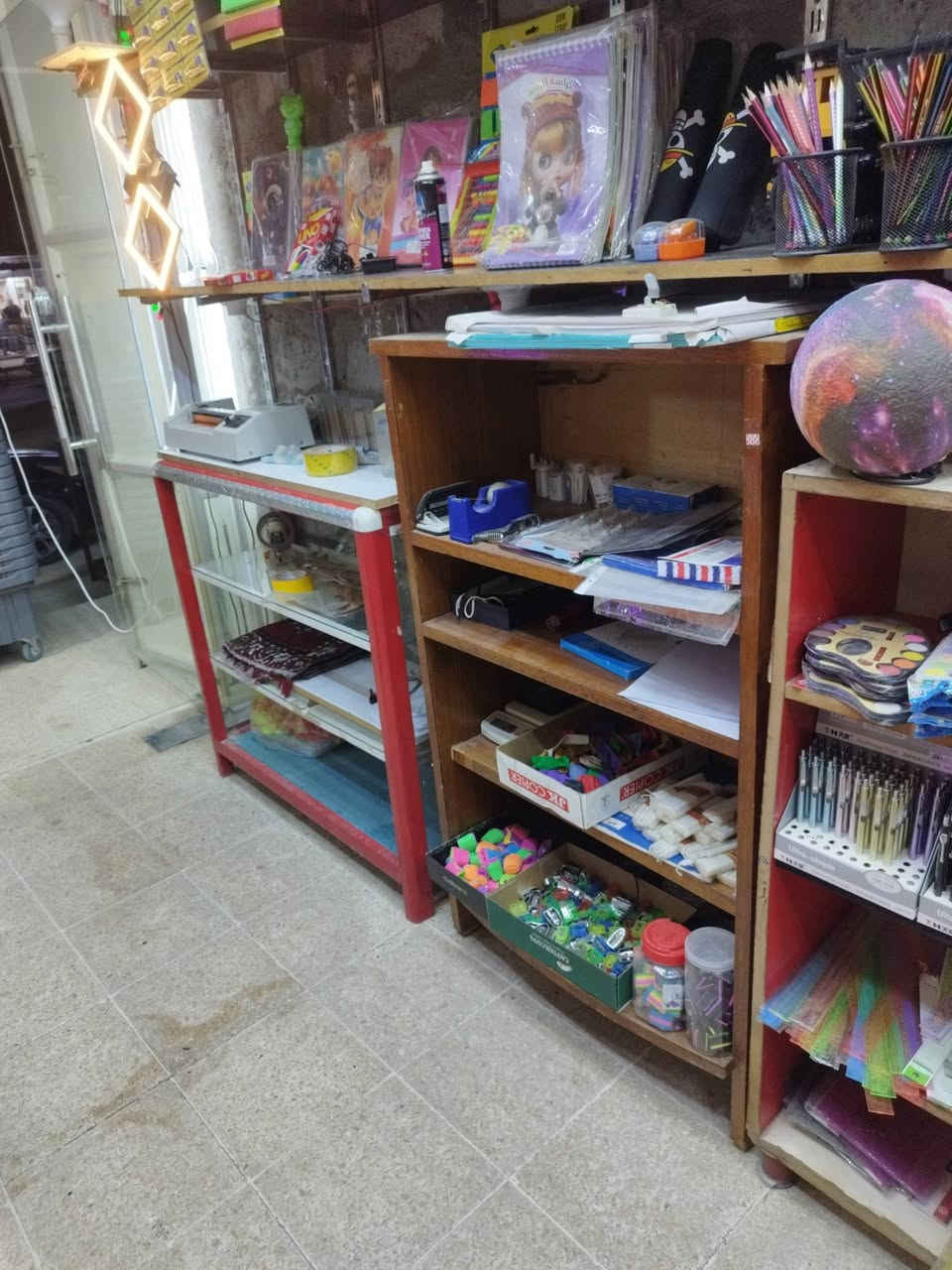 السلام عليكم ورحمة الله
للبيع //لعدم التفرغ//مكتبة متكاملة مع كافة الملحقات 
الموقع 
حي الساهرون مجاور ابو عبدالله المضمد على الشارع العام 
للمراسلة الاتصال على الارقام 
***********
***********
