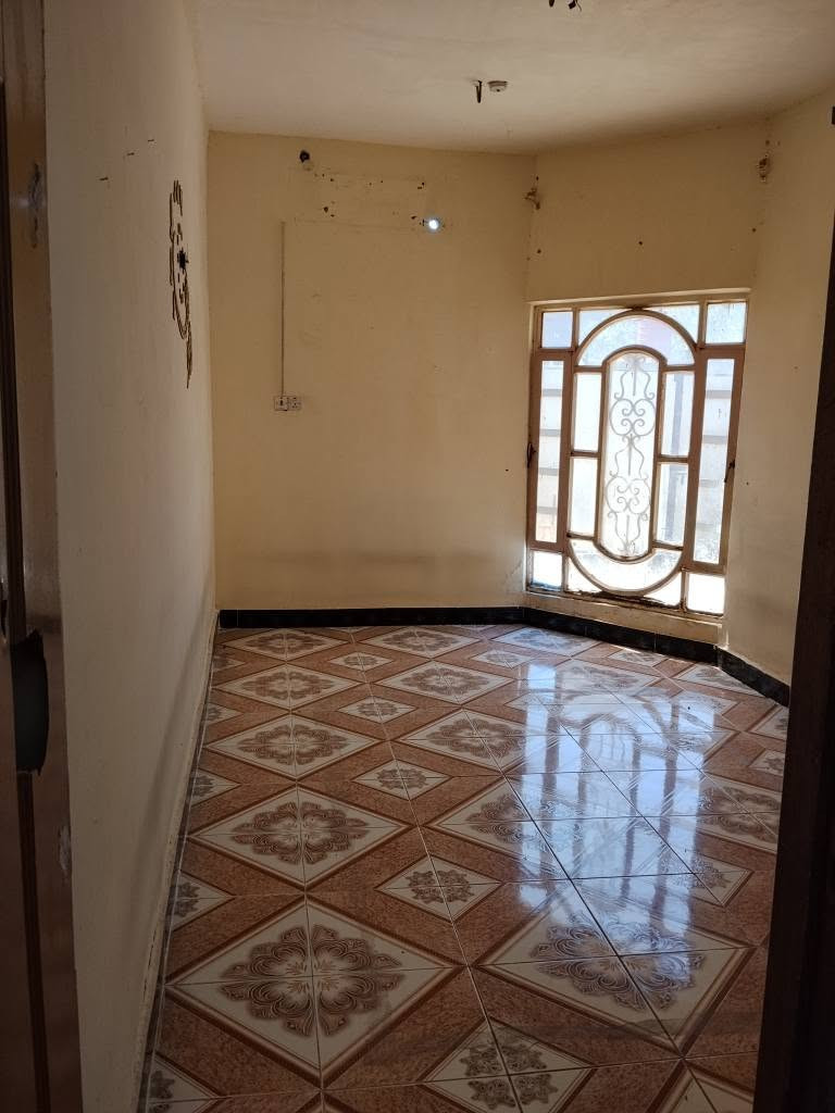 بيت طابقين للايجار في القبلة حي الجامعة المربع الذهبي:
الطابق الارضي
1. استقبال
2. غرفة 5*6 في الطابق الارضي
3.  مطبخ
4. صحيات كاملة 
5. هول كبير 
6. كراج 
الطابق الاول
1. ثلاث غرف نوم 
2. صحيات 
3. هول كبير
يحتوي البيت على خزانات ماء عدد 2
للاستفسار الاتصال على الرقم ***********وتساب البصرة, العراق
