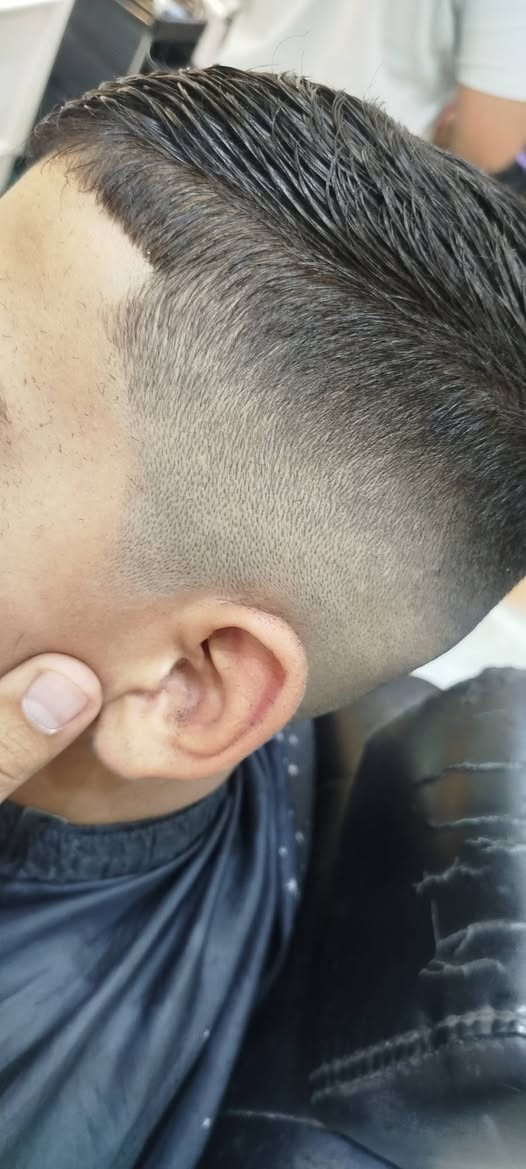 سلام عليكم.. 
حلاقه على مزاجك والي ابالك 💈✂️.. 
تنضيف بشره+مساج للوجه.. 💆‍♂️
موجود من الساعه ال9الصبح الى١١بليل.. 
ما تطلع اله وانته راضي 👌.. 
العنوان.. ابو غريب حي الشهداء شارع المدارس مقابيل روضه وحضانه الزيتون.. 
الرقم.. 
꧁‏‪***********‬‏꧂.. تنورونه وكل الهلا بيكم🫶..
