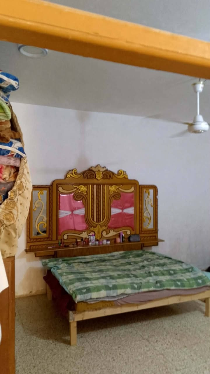 سلام عليكم بيت 🏡 مساحه 120 متر يحتوي على غرفه نوم 2 صاله ستقبال صحيات خارجيه وداخليه مطبخ بناء نضيف المكان نجف مقابل ملحق قريت الغدير عمود 335 قرب سواق تلعفر خدمات متوفرة مدارس قريبة ماي كهرباء تبليط مجاري السعر بلاش ٤٨ وبي مجال طابو 25 يبعد عن شارع الزوار 150 م التصال ***********  البيت بصفه عرصه فارغه هم للبيع 

ملاحضه جميع المساحات موجوده
