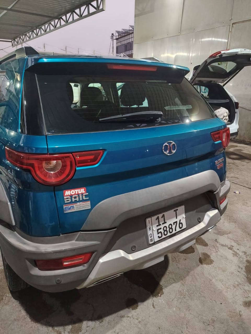 بايك BJ20 موديل 2019 نظيفة السيارة مكانها بغداد 

المواصفات : 

1. محرك 1500 سي سي تيربو بنزين.
2. تشغيل بصمة وبصمة للأبواب مع مثبت سرعة 
3. سقف بانوراما بطول السيارة.

10. نظام إنارة LED من شركة (هلا) الألمانية مع LED نهاري حاجبي.
11. ثلاث وضعيات قيادة: سبورت، ثلج، وعادي.
12. محرك من شركة ميتسوبيشي اليابانية وناقل حركة أوتوماتيكي 6 سرعات من شركة آيسن (Aisin) اليابانية.
13. نظام صوتي من سوني مع 6 سماعات.
14. حساسات أمامية وخلفية مع كاميرة
‏‪***********‬‏
