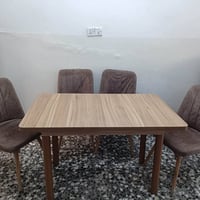 ميز طعام • جديد • استعمال ٥ أشهر