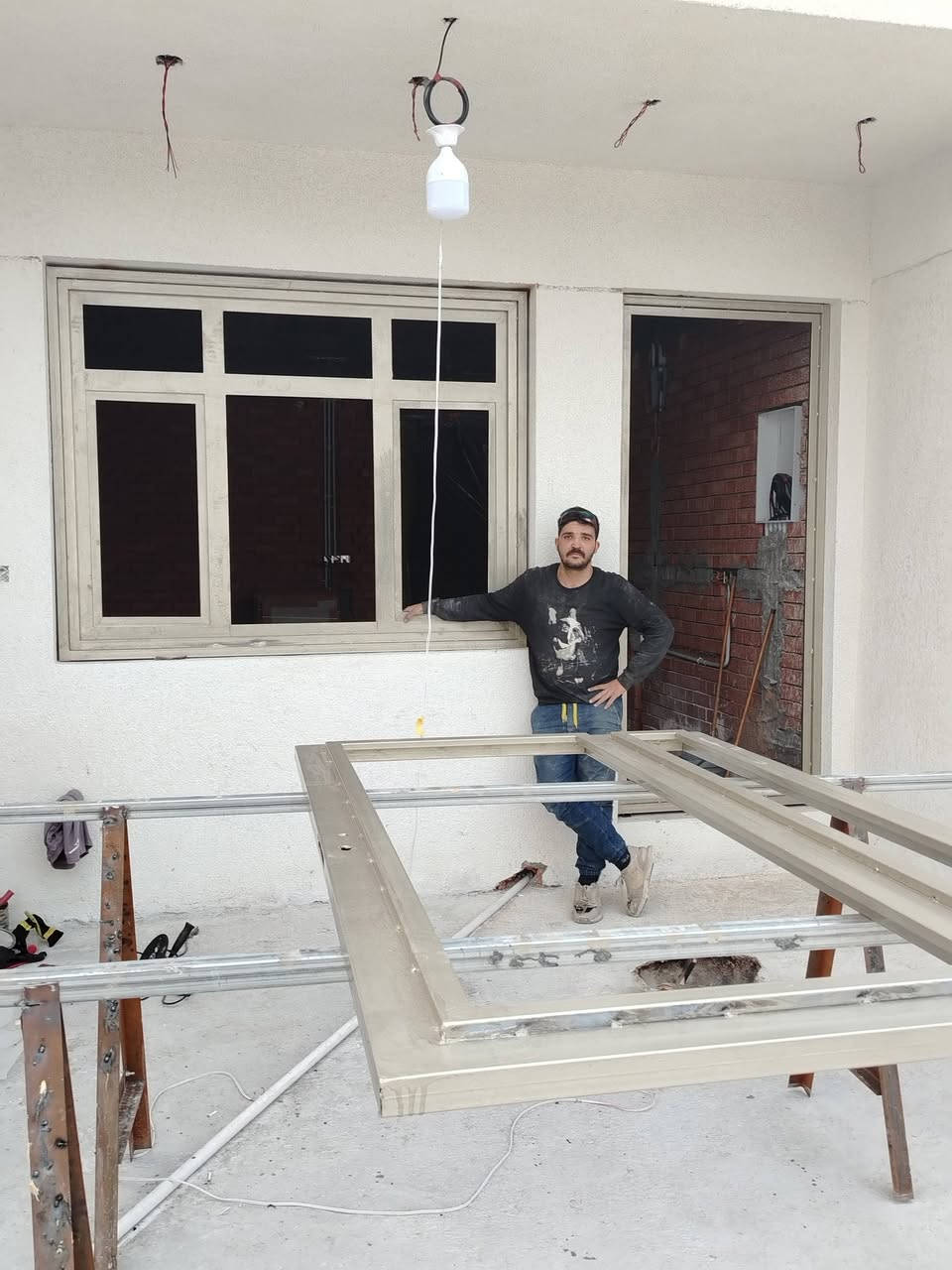 سلام عليكم حداد متجول في بغداد ابو قمر *********** اليوم جان عنده تفصال بوب وشباك قاصه حديد ثقيل
