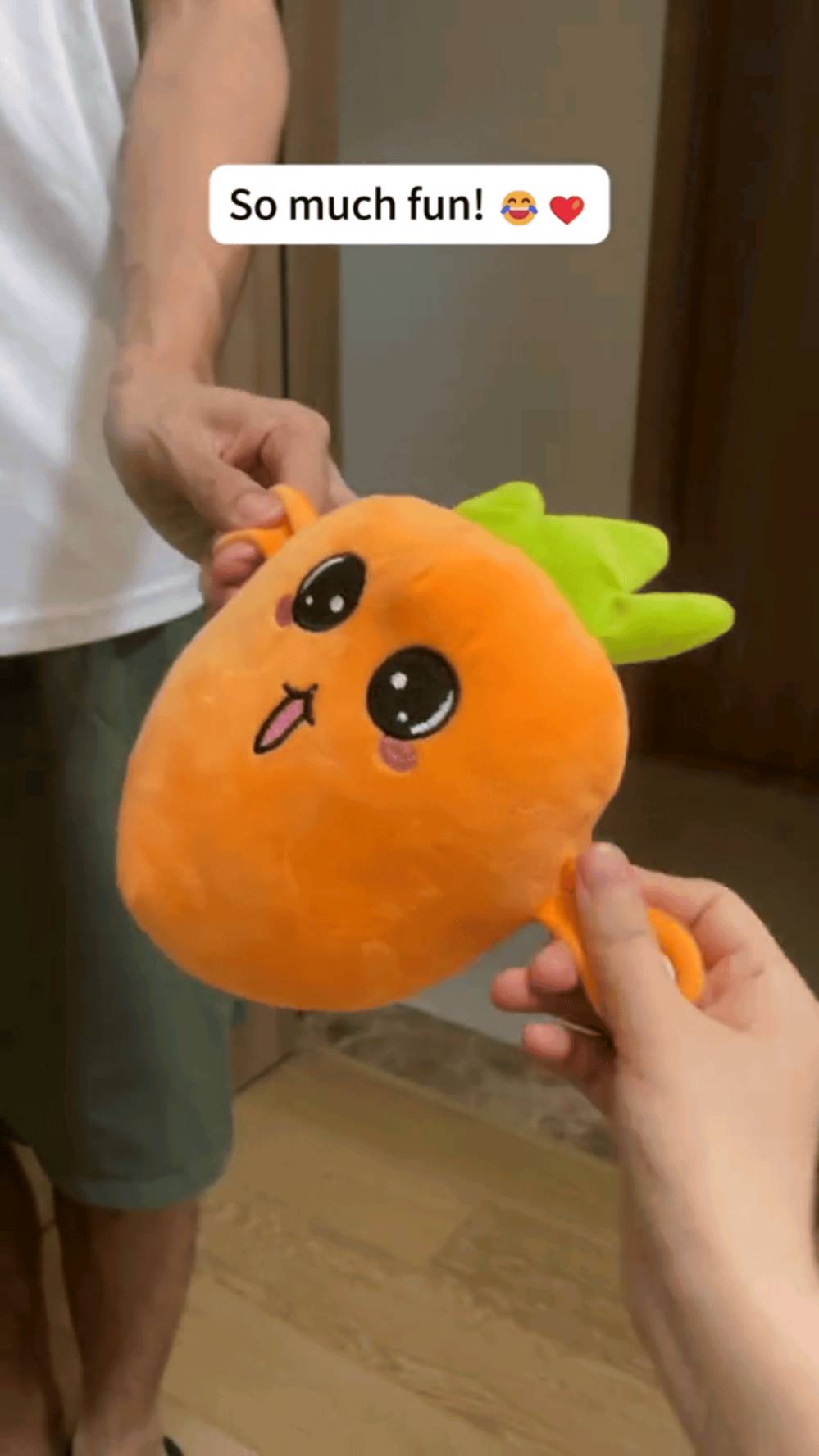 🍓🍊🍌 دمية الفواكه الموسيقية 🎹💖

ناعمة، كيوت، وتجمع بين اللعب والموسيقى والاحتضان 🥰🎶

✨ ملمس مخملي ناعم
🎹 موسيقى تفاعلية ممتعة
🔘 أزرار كبس للتفاعل واللعب
🧸 ملامح مطرزة وآمنة
🌈 3 أشكال لطيفة: موز 🍌 فراولة 🍓 برتقالة 🍊
🔋 تعمل بـ 3 بطاريات AAA

🎁 هدية لطيفة ومميزة للصغار 💕
📩 للطلب والاستفسار راسلونا على الخاص
