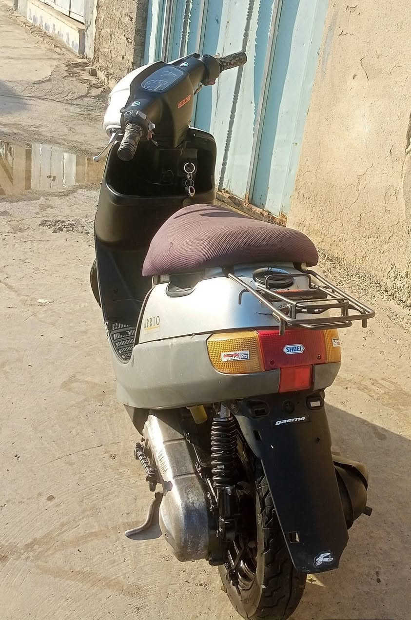 سلام عليكم 
ماطور بوتين لون سلڤر 
مكينة نظيفة معمره مرة وحده 
الماطور سرعة ومعدل بل شارع 
أطارات جديدة 
سلف +وايرامنية شغال
الماطور حيل نضيف كدام العين 
الشراي يجيني خاص او يخبرني *********** آسيا 

السعر 250الف وبي مجال
