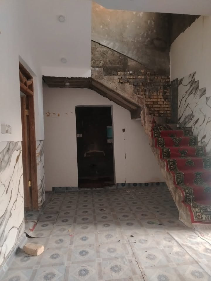مكلف بنشر بيت للبيع مستعجل على البيع
متوفر بيت 
للبيع مساحته 150 متر  🟥  

الواجهية 7 " ونص متر

نزال 20  وصحيات داخلية 🔷

‏⬅️مبني من الطابوك 🔷

‏⬅️الأساس شريط 🔲
أول فرع  
الكهرباء بوري ⚒️🪛

يحتوي على غرفة وصالة ومطبخ 
‏
⬅️معروض البيت  30 مليون قابل لتفاوض ◀️
‏
العنوان// حي المنتظر 2 🟦
البيت زراعي 
رقم صاحب الدار ***********
