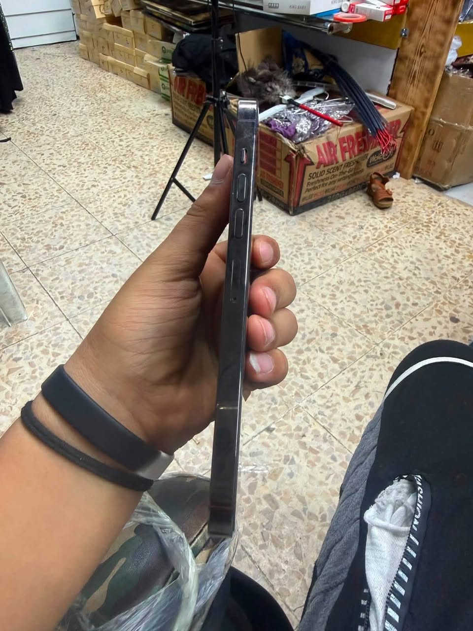 ايفوان 13برو ماكس جهاز حيل نضيف جهاز كامل بلاد شرط الفحص بطاريه 86بلاد ذاكرة 256جهاز    تك سيم جهاز ستخدام بيت عنوان كركوك   رقم للهاتف ***********سعر 780وبي مجال للطيبين

نص مكتوب في الصور:
- كما هو الحال مع البطاريات القابلة لإعادة الشحن، بطارية الهاتف قابلة للاستهلاك وتصبح أقل فاعلية مع الوقت. معرفة المزيد...
- 86%
- الحد الأقصى للقدرة
- هذا قياس لقدرة البطارية مقارنة بقدرتها عندما كانت جديدة. قد تتسبب القدرة المنخفضة بتقليل ساعات الاستخدام بين عملية الشحن والأخرى.
- أقصى قدرة للأداء
- ستساعد الأنظمة المضمنة في النظام والمكونات في تخفيف آثار الأداء التي قد تلاحظها أثناء التقدم الكيميائي في عمر بطارية iPhone.
- شحن البطارية المحسن
- للحد من استنزاف عمر البطارية، يتعلم ال iPhone من عادات الشحن اليومية، بحيث ينتظر ولا يتجاوز %80 حتى يحين موعد حاجتك إلى استخدامه.
- الشحن بالطاقة النظيفة
- في منطقتك، سيحاول iPhone التقليل من البصمة الكربونية من خلال انتقاء وقت الشحن الذي تتوفر فيه كهرباء بانبعاثات كربونية منخفضة. يتعلم iPhone من عادات الشحن اليومية، بحيث لا يشحن بالكامل حتى يحين موعد حاجتك إلى استخدامه. معرفة المزيد...