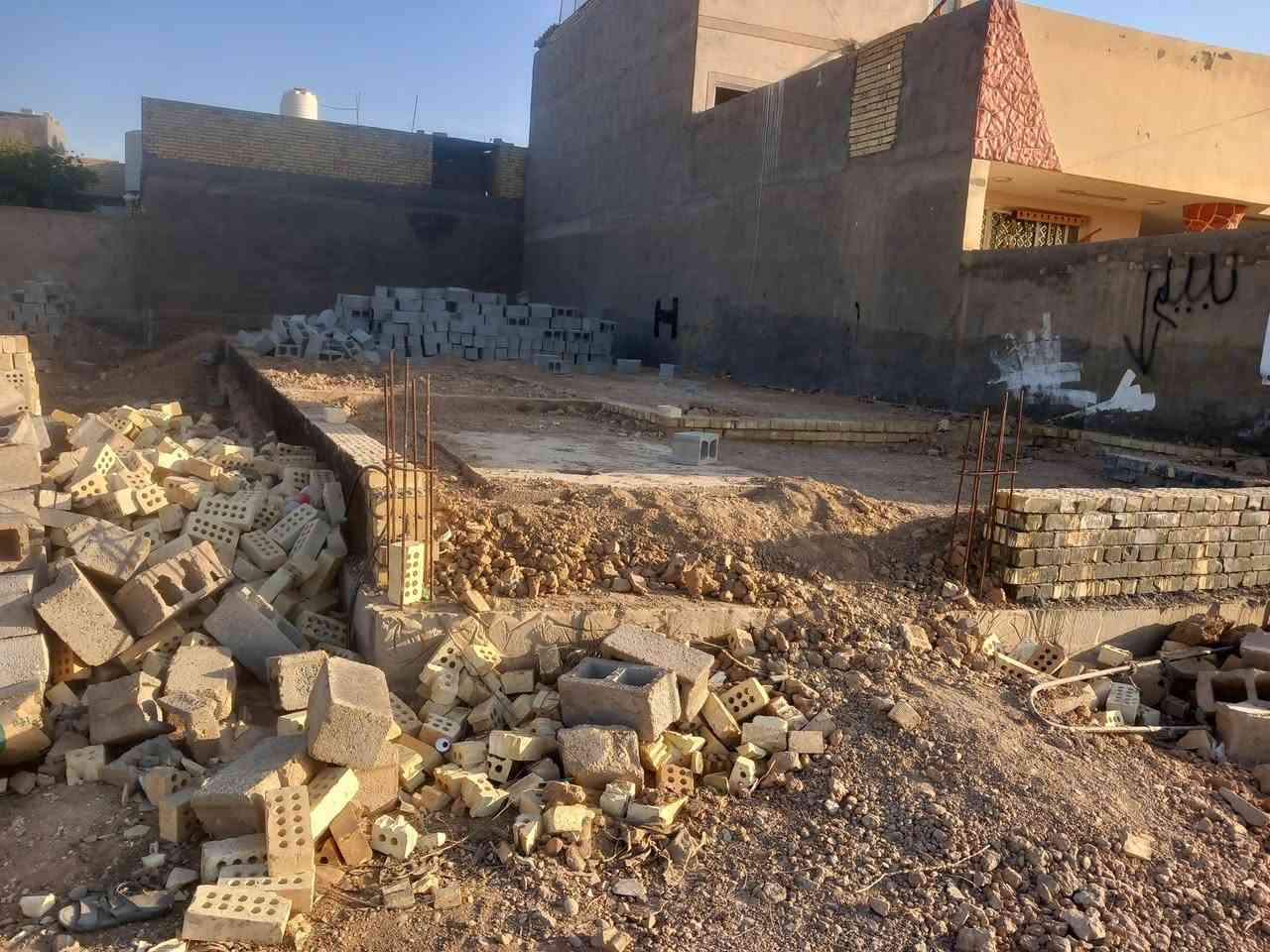 قطعة ارض للبيع الواجه 8 النزال 24  رباط مسلح بتلو طابوك مدفونة جاهزة للبناء مباشر تبني الموقع قرية الحاج داود قرب سيطرة النهروان. السعر 35 مليون وبيها مجال بسيط للستفسار ***********
