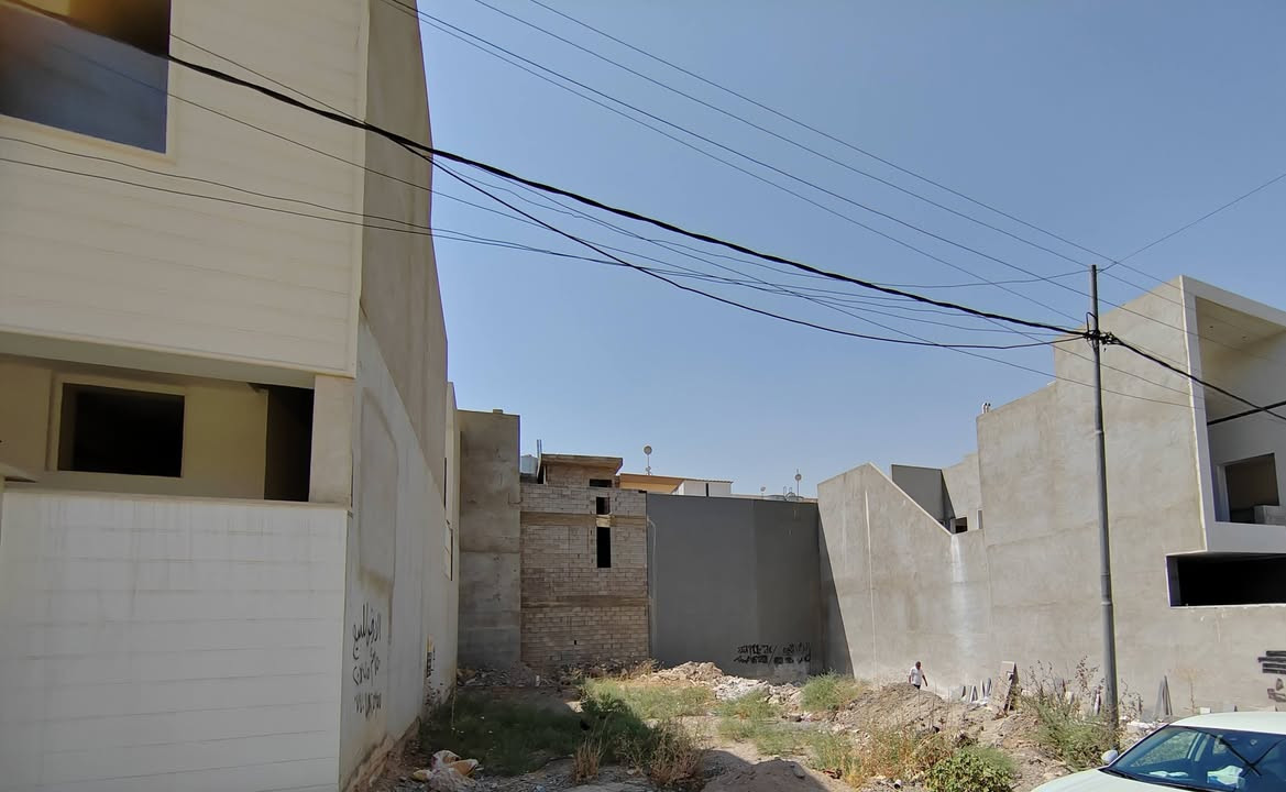 أرض للبيع في حي المزارع
المساحة ٣٣٨ الواجهة ١٧م
نصف الأرض للبيع
الارض تبعد عن شارع العام ٢٠٠م
شارع تبليط
أمام الأرض مساحة خضراء
 ملك صرف سند طابو بأسم صاحب الأرض 
 للإستفسار الإتصال
***********
