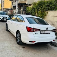 عندي ام جي 5 موديل ٢٠٢٤ نوع لكجري أعلى فئه ١/١ من حيث موصفات الي بيها ...