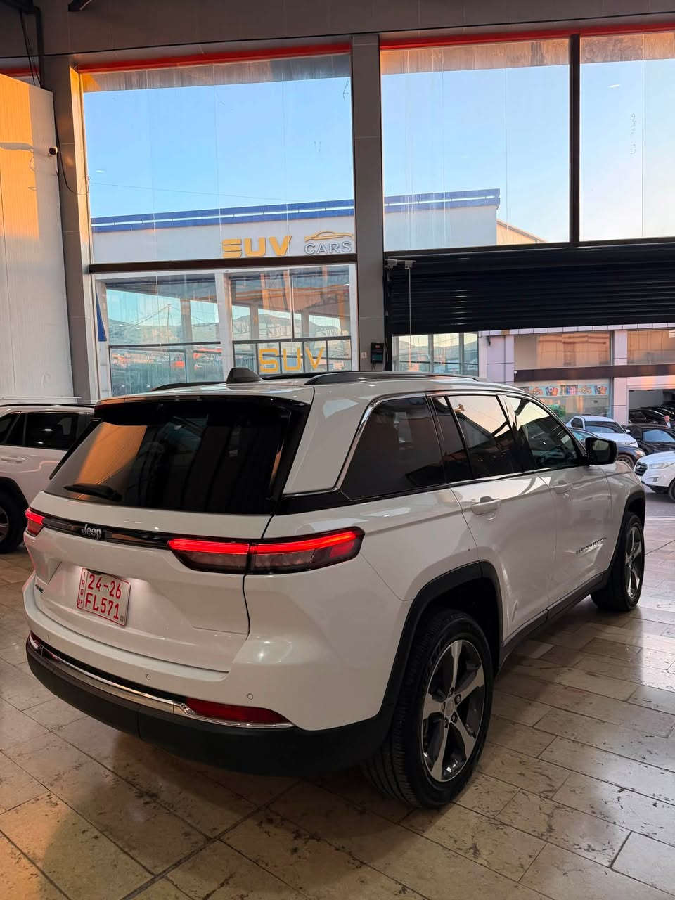 Jeep 2024 hybrid 
السيارة فول فول مواصفات ٢ قطعة كلير بخ امريكي 
ماشية 17 الف ميل
السعر 33.500$
الهاتف ***********
