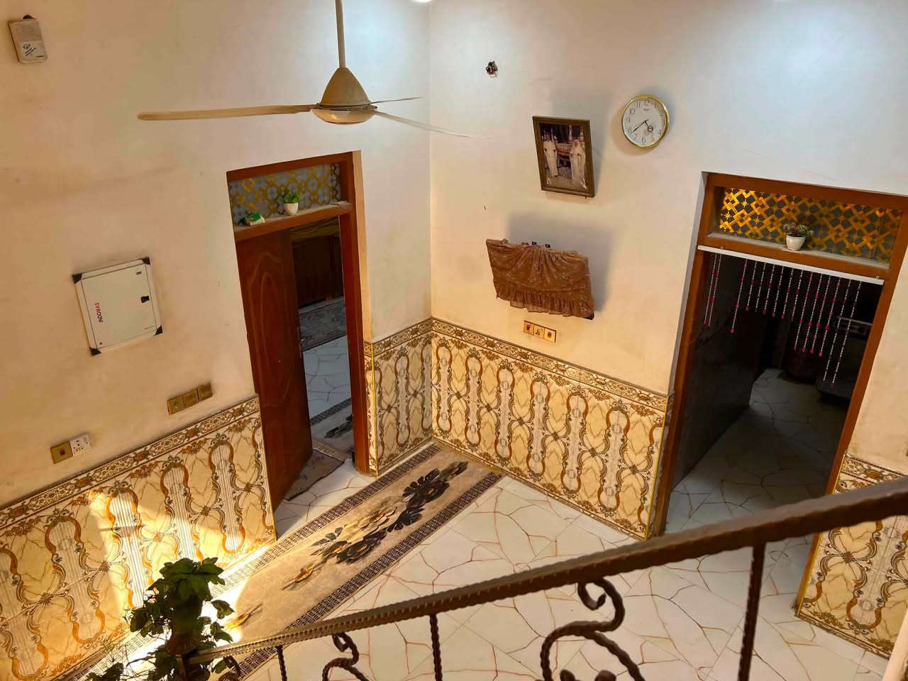 السلام عليكم بيت 🏠 طابو صرف 100 متر طابقين
المكان ناصريه تضحيه حي الكرامه نهايه شارع العياده 
بناء جديد عوزه ترتيب بصيط صبغ فقط 
يتكون طابق اول كونكريت من 
استقبال صاله غرفه مطبخ منور حمام داخلي صحيات خارجيه 
طابق ثاني عكاده غرف 2 +غرفه مسويه مخزن حمام داخل الصاله 
بيتونه صطح شتايكر 
ثالث فرع رابع بيت عن تبليط كامل خدمات 
135وبي مجال 
تواصل وستفسار اكثر 📞 
***********
