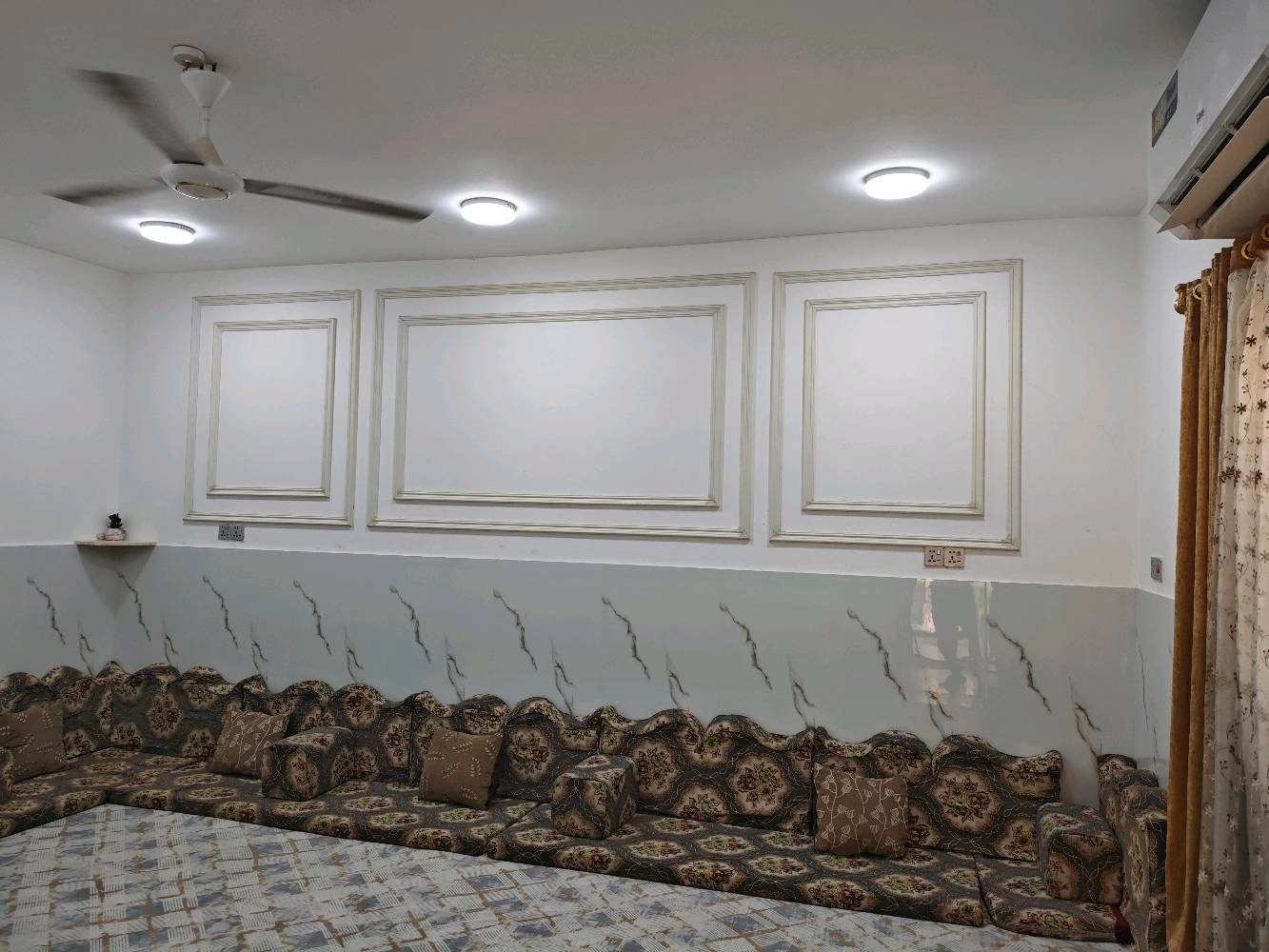 بيت للبيع في منطقه الاحرار السكنية يحتوي على 4  غرف منام وصاله ومطبخ وحمام 3وكراج وحديثه المساحه 200م الاتصال على الرقم ***********
البيت شكد طابق؟ وشنو توزيع الغرف والصالات بكل طابق؟: 
2
شنو وضع الطابو؟ ملك صرف لو سند/تخويل، وجاهز للبيع والتحويل لو لا؟: 
ملك صرف 
وين بالضبط موقع البيت بالأحرار؟ قريب من شنو معالم أو شوارع رئيسية حتى يسهل على المشتري يوصل؟: 
خلف المدينة الرياضية 
كم السعر المطلوب؟ وهل بيه مجال للمساومة لو السعر نهائي؟: 
240.000.000
البيت بيه أي ملاحظات أو يحتاج صيانة/تجديد حالياً لو جاهز للسكن مباشرة؟: 
نعم 