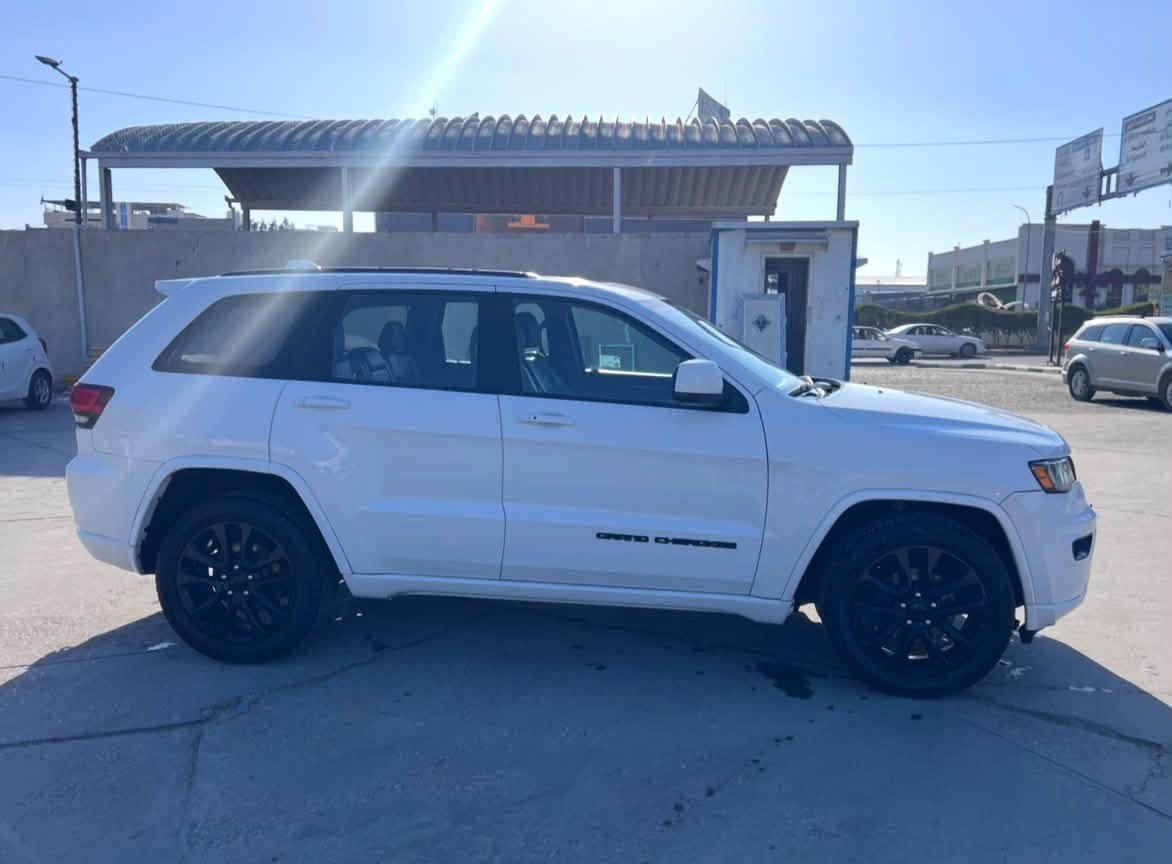 السلام  عليكم ورحمة الله وبركاته

‏‎‏‎       ——— لـلـبـيع  -----

جيب گراند شيروكي - Jeep Grand Cherokee

‏‎‏‎وراد امريكي .     —    

‏‎‏‎الموديل           —  2019

فئة.                 —    لاريدو 

حجم المكينه   —     3600/ V6

‏‎‏‎اللون               —     ابيض     

‏‎‏‎المسافه المقطوعه — 95000 ميل

‏‎‏‎حاله السياره.    —    ( حادث كلش خفيف موضح بالصور )

‏‎‏‎المواصفات 

‏‎‏‎- بصمة تشغيل 

‏‎‏‎- بصمة أبواب 

‏‎‏‎-تشغيل عن بعد 

-رادار خلفي 

‏‎‏‎-كشنات جلد اسود

- شاشه ديجتال 

-اشاره بالمرايه 

-حساس  خلفي 

‏‎‏‎-شاشه كبيره تدعم نظام الأبل كار باي ونظام الاندرويد

-شاشه عداد ديجتال

-فتحت سقف  

‏‎-دبل اكسل 

‏‎-اوتو ستوب

‏‎-وضعيات قياده 

‏‎‏‎-كشنات تدفئة

-ستيرن تدفئة 

‏‎-صندوق كهربائي 

‏‎‏‎-كرسي السايق والراكب بحركة كهربائيه 

‏‎‏‎-تحكم ستيرن جهتين 

‏‎‏‎-تحديد سرعه 

‏‎‏‎-مانع انزلاق 

‏‎‏‎-ليد نهاري

‏‎‏‎-كامره خلفيه دواره 

‏‎‏‎باقي المواصفات المعروفه 

‏‎‏‎السعر            — 235 ورقة وبيه مجال 

‏‎‏‎رقم السياره    — بغداد 
‏‎‏‎موقع  السياره — بصرة

‏‎‏‎للأستفسار.     — *********** واتس اب

نص مكتوب في الصور:
- 2020 - IAA 000-27138146 - 02/07/2020 - IAA 000-27138146 - 02/07/2020 - IAA 000-27138146 - 02/07/2020 - IAA 000-27138146 - 02/07/2020 - IAA 000-27138146 - 02/07/2020 - IAA 000-27138146 - 02/07/2020 - 000-27138146