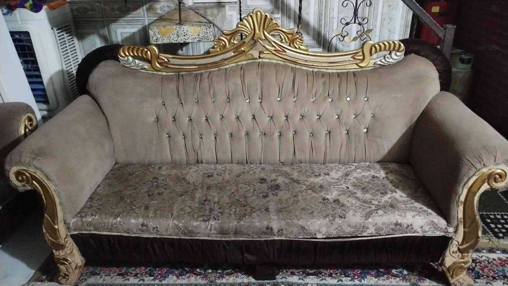 سلام عليكم ورحمة الله وبركاتة عيوني اخواني تخم عشر مقاعد للبيع سعر مناسب ضغم رجان الما يشتر لا يطبلي ويعاملني العنوان بغداد الطوبجي خلف سجن الاحداث  هاذا رقمي *********** متواجد تصال او وتساب او خاص تحياتي للجميع
